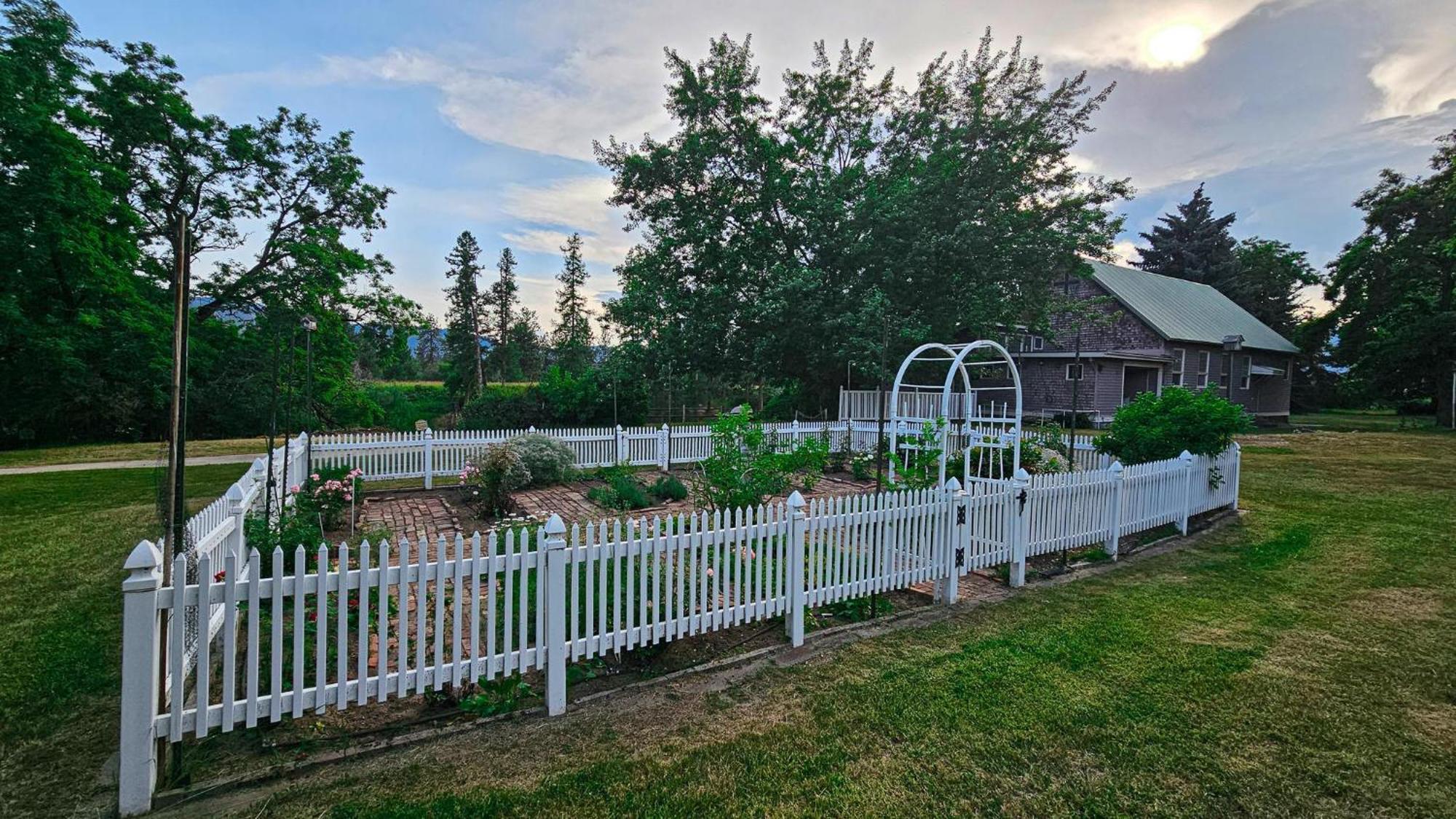 Gardenview Estate Bed And Breakfast Kettle Falls Exteriör bild